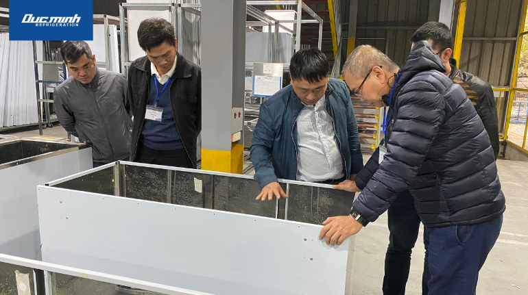 Ông Vũ Văn Minh giới thiệu về công nghệ sản xuất tủ bảo quản bia tại Đức Minh