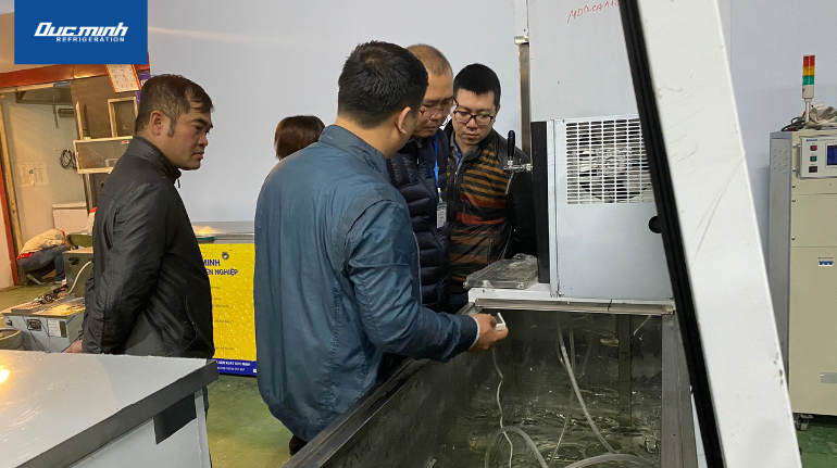 Trực tiếp kiểm tra nhiệt độ trong khoang tủ bảo quản