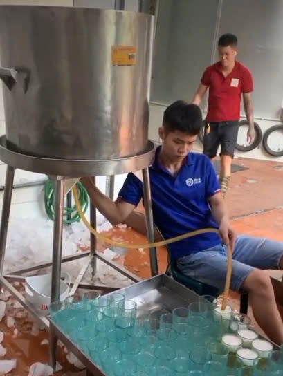 Rót bia lật ngược bom
